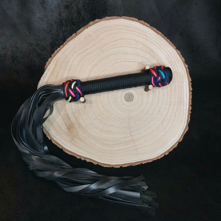 Flogger mit Paracord in Bunt und Schwarz Handemade Flogger by Kirsche