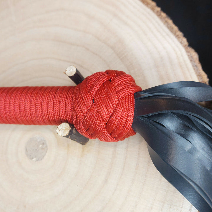 Flogger mit Paracord in Rot Handemade Flogger by Kirsche