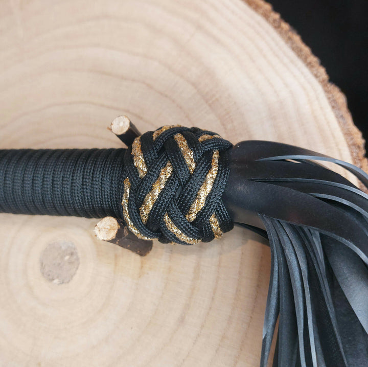 Flogger mit Paracord in Gold und Schwarz Handemade Flogger by Kirsche