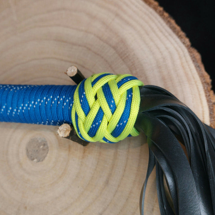 Flogger mit Paracord in Blau und Neongelb Handemade Flogger by Kirsche