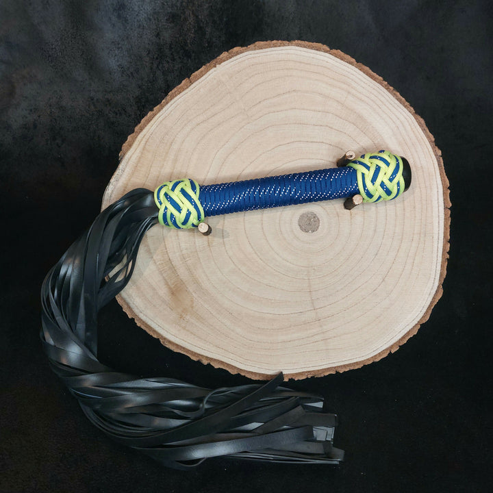 Flogger mit Paracord in Blau und Neongelb Handemade Flogger by Kirsche