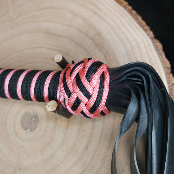 Flogger mit Paracord in Rosa und Schwarz Handemade Flogger by Kirsche